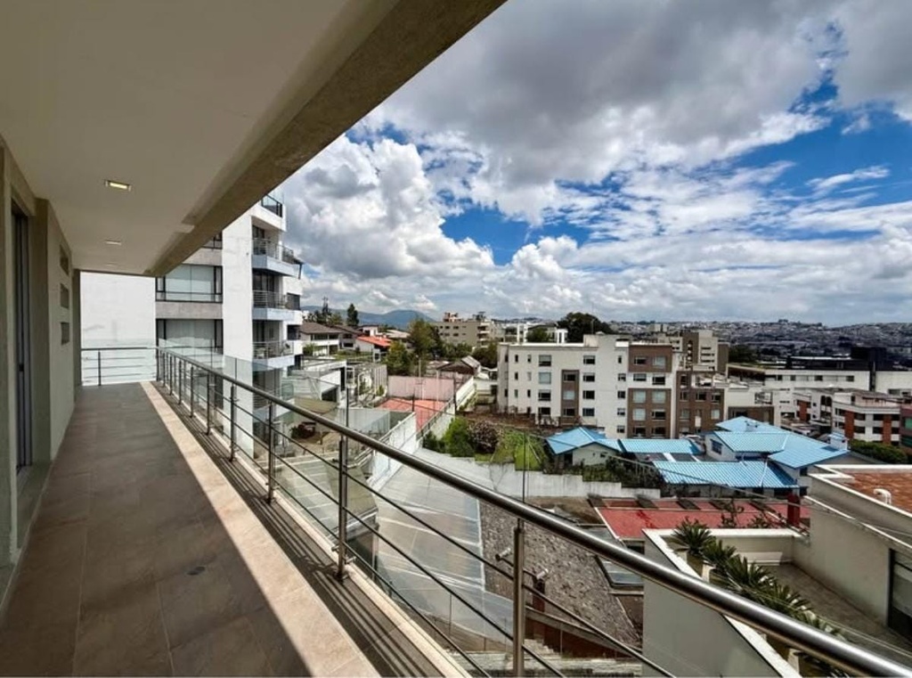 Departamento con Hermosa Vista en Alquiler Sector Quito Tenis