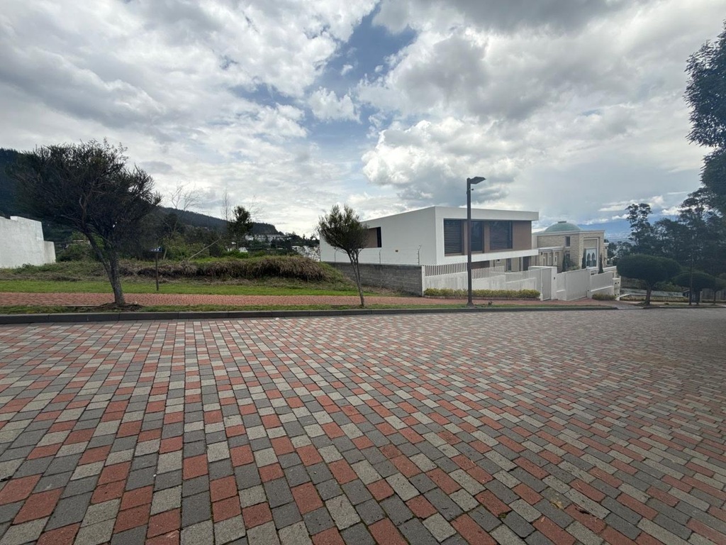 Terreno de Oportunidad en Venta Sector Cumbayá 