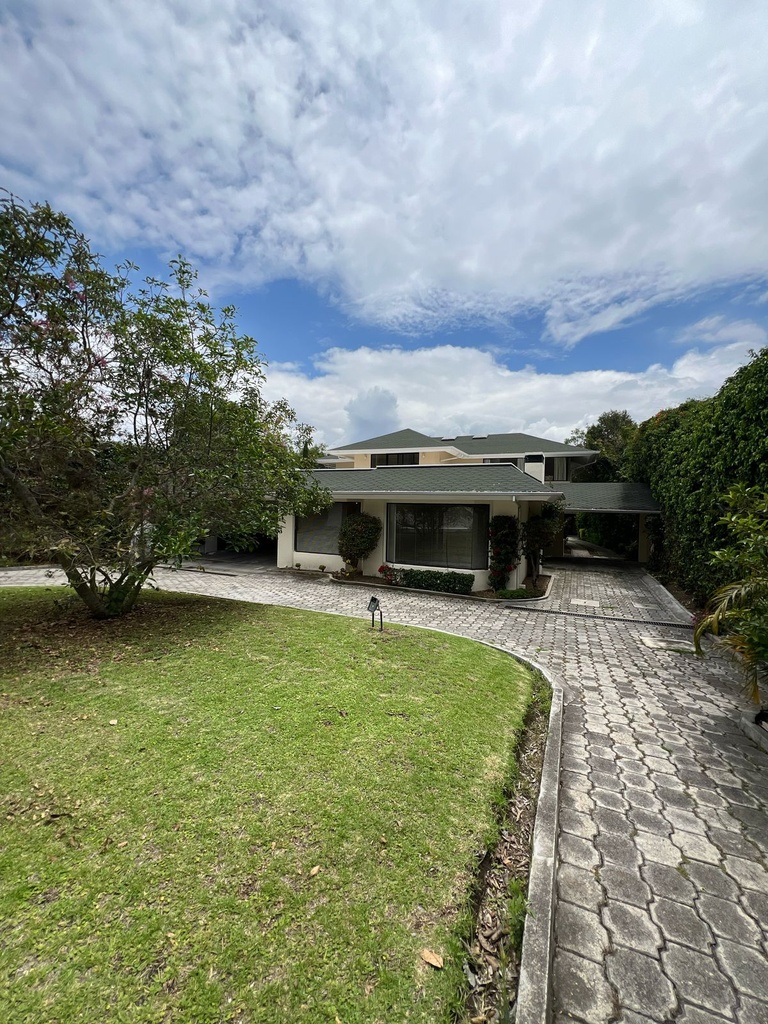 Cumbaya - Hermosa casa en Renta - 600m2 - 3 garajes.  