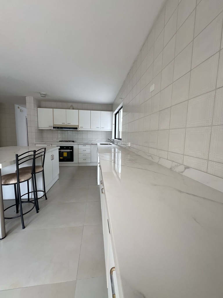 Cumbaya - Hermosa casa en Renta - 600m2 - 3 garajes.  