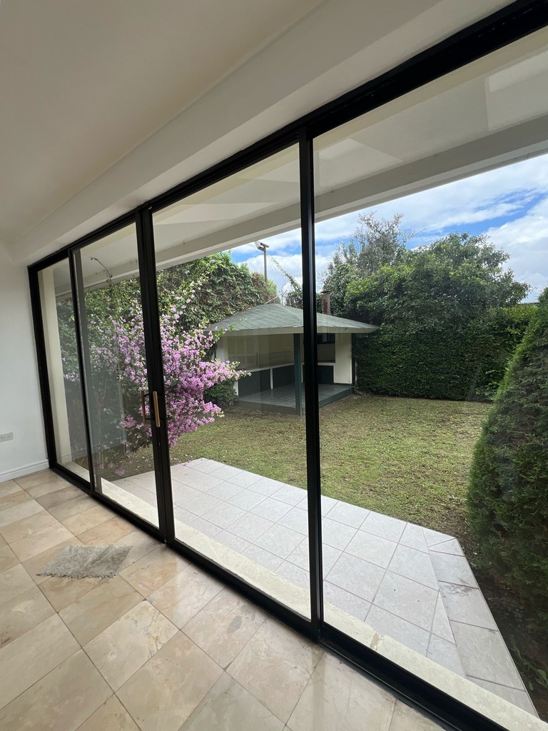 Cumbaya - Hermosa casa en Renta - 600m2 - 3 garajes.  