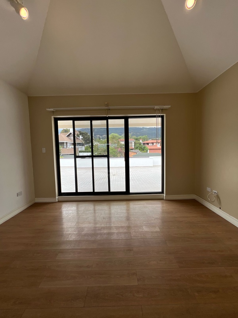 Cumbaya - Hermosa casa en Renta - 600m2 - 3 garajes.  