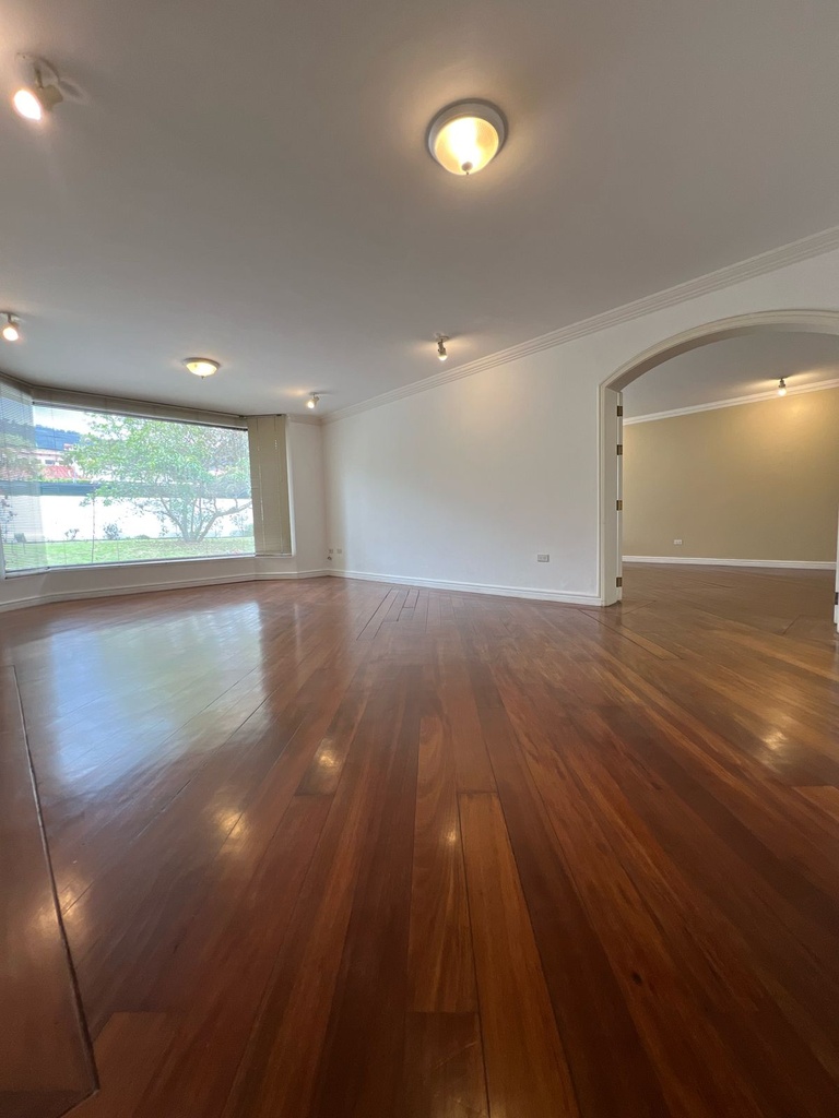Cumbaya - Hermosa casa en Renta - 600m2 - 3 garajes.  