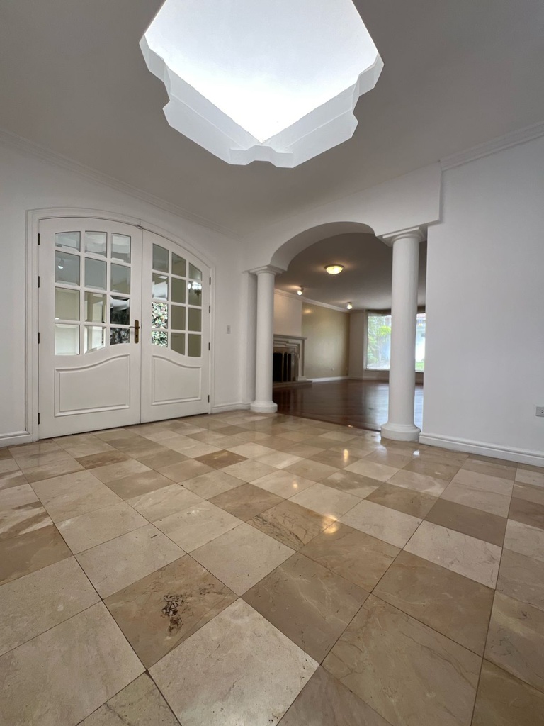 Cumbaya - Hermosa casa en Renta - 600m2 - 3 garajes.  