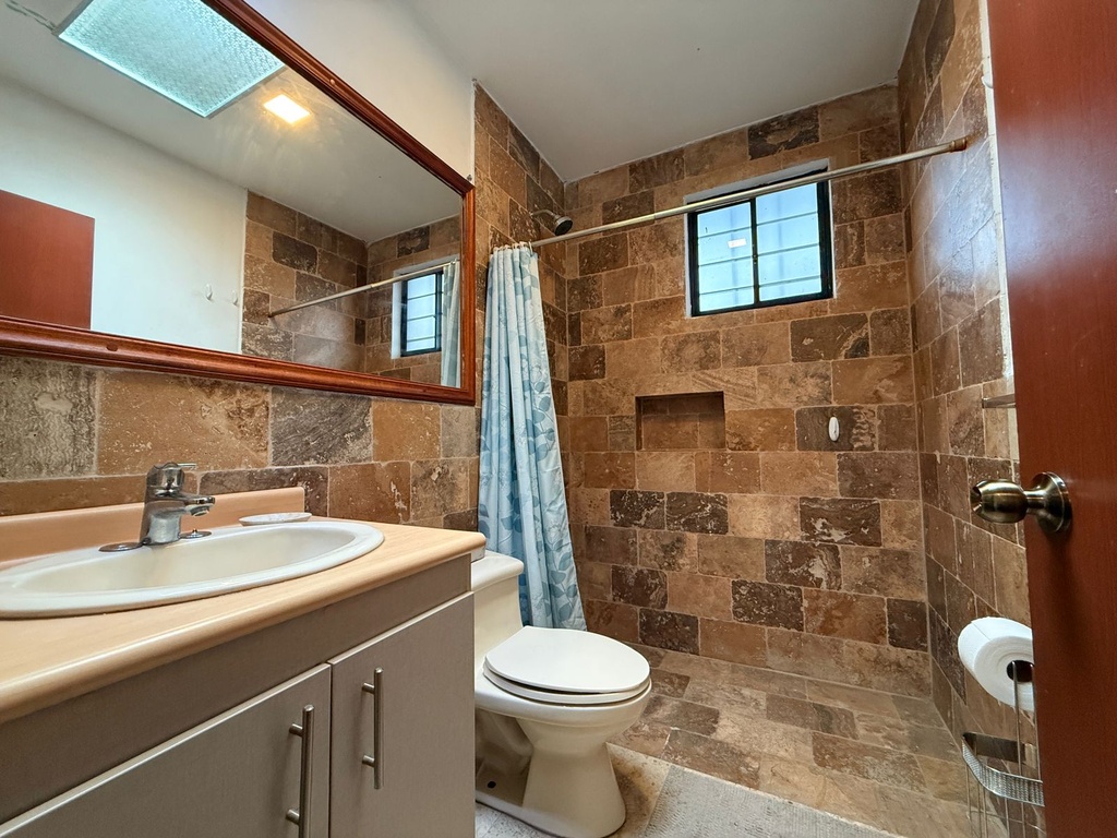 Casa con Piscina en Venta Sector Alangasí la Floresta de la Merced