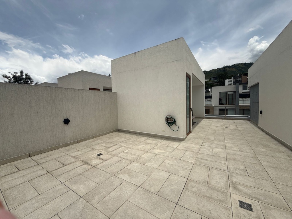 Casa Moderna en Venta Sector Cumbayá 