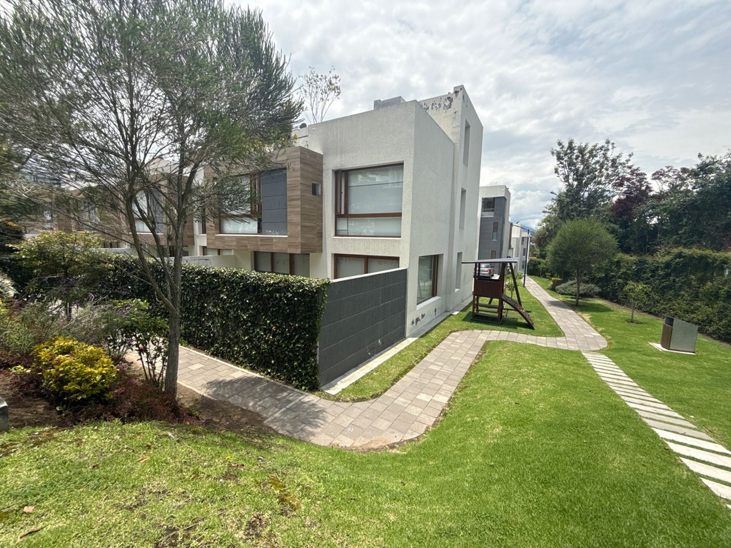 Casa Moderna en Venta Sector Cumbayá 