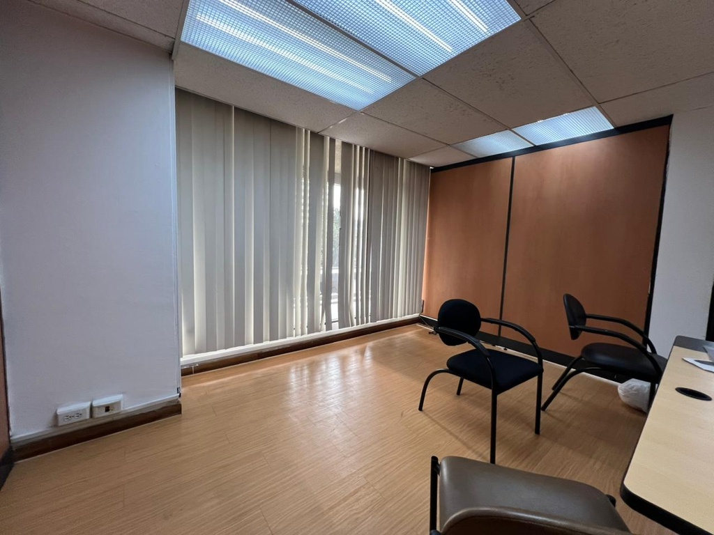 Oficina con Excelente Ubicación en Alquiler Sector República del Salvador 