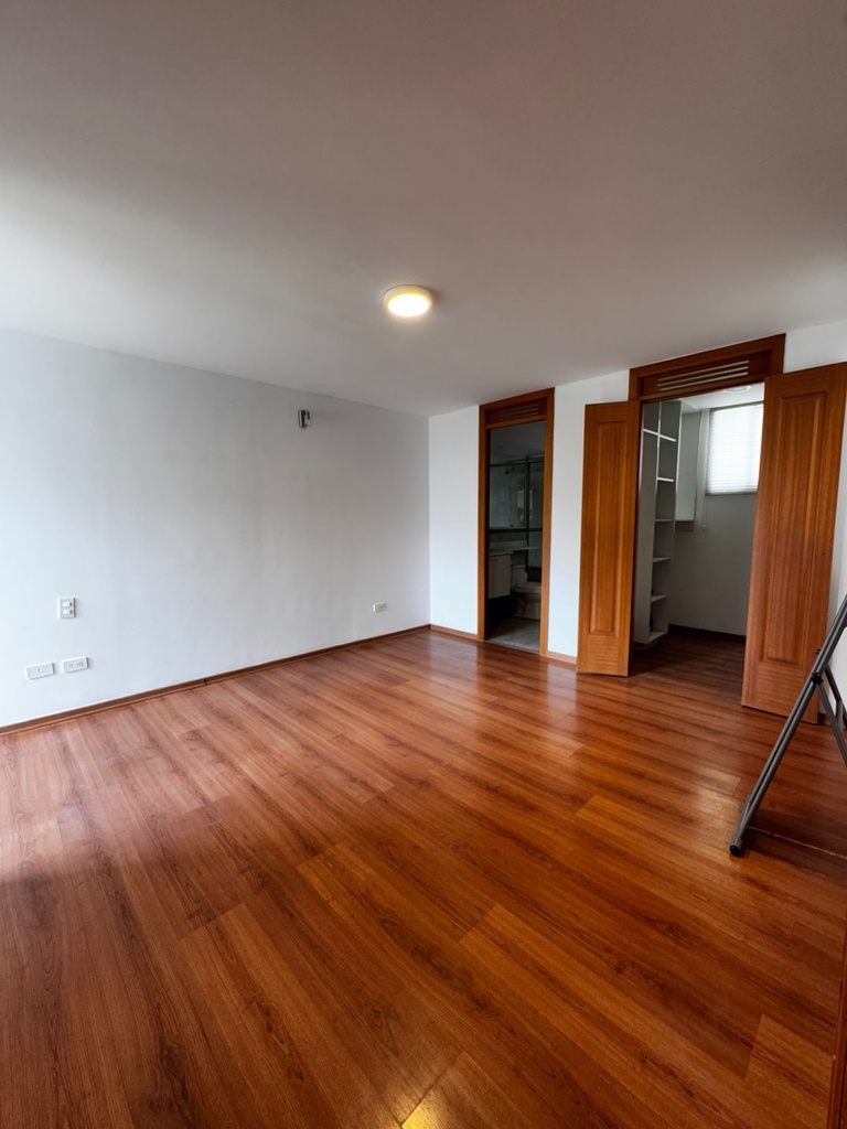 Departamento de 3 Habitaciones y 2 Parqueaderos - Sector UDLA la Granados