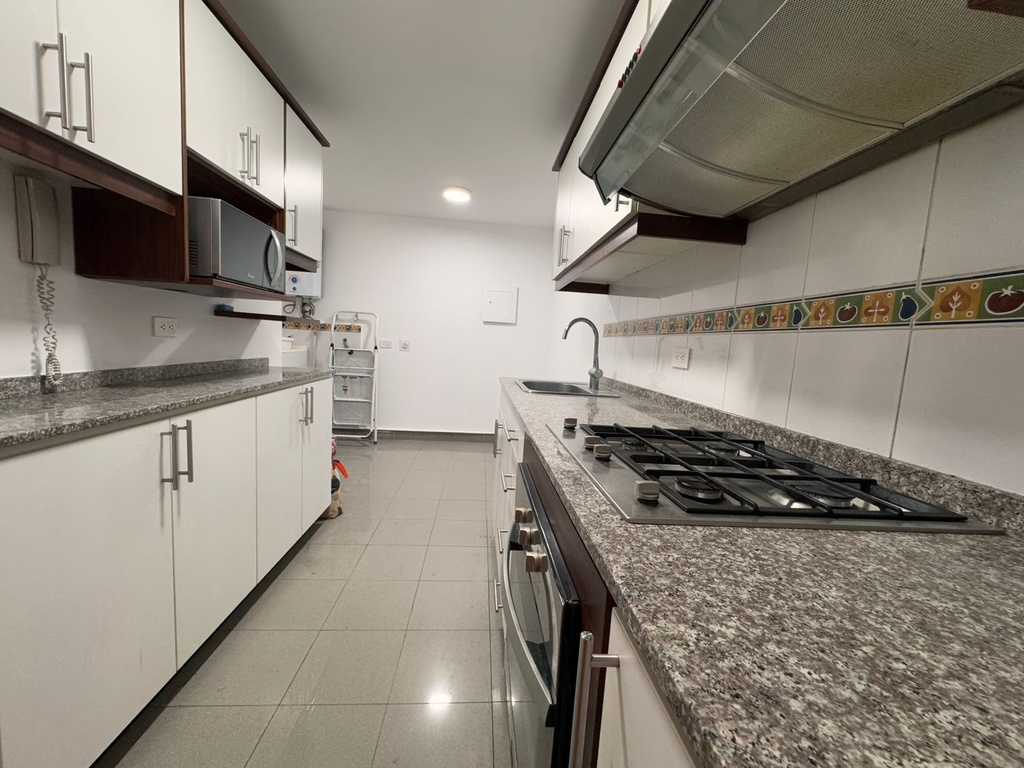 Departamento de 3 Habitaciones y 2 Parqueaderos - Sector UDLA la Granados