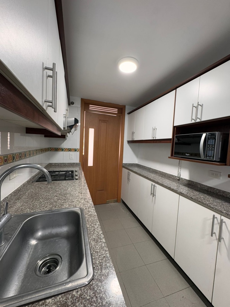 Departamento de 3 Habitaciones y 2 Parqueaderos - Sector UDLA la Granados