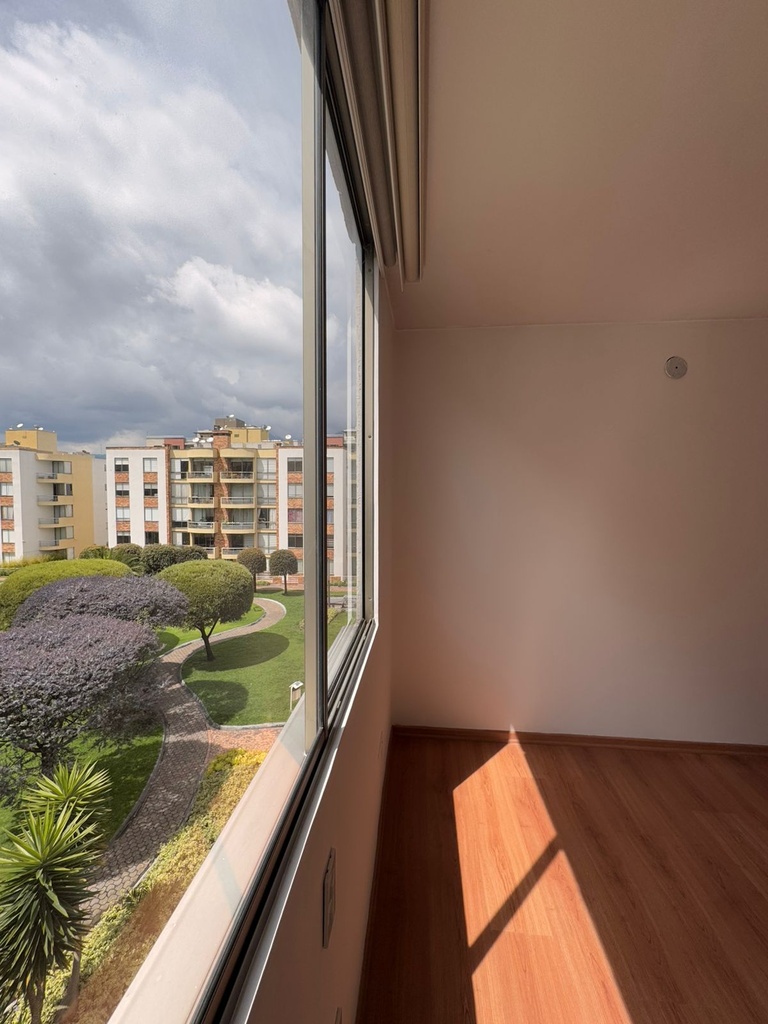 Departamento de 3 Habitaciones y 2 Parqueaderos - Sector UDLA la Granados