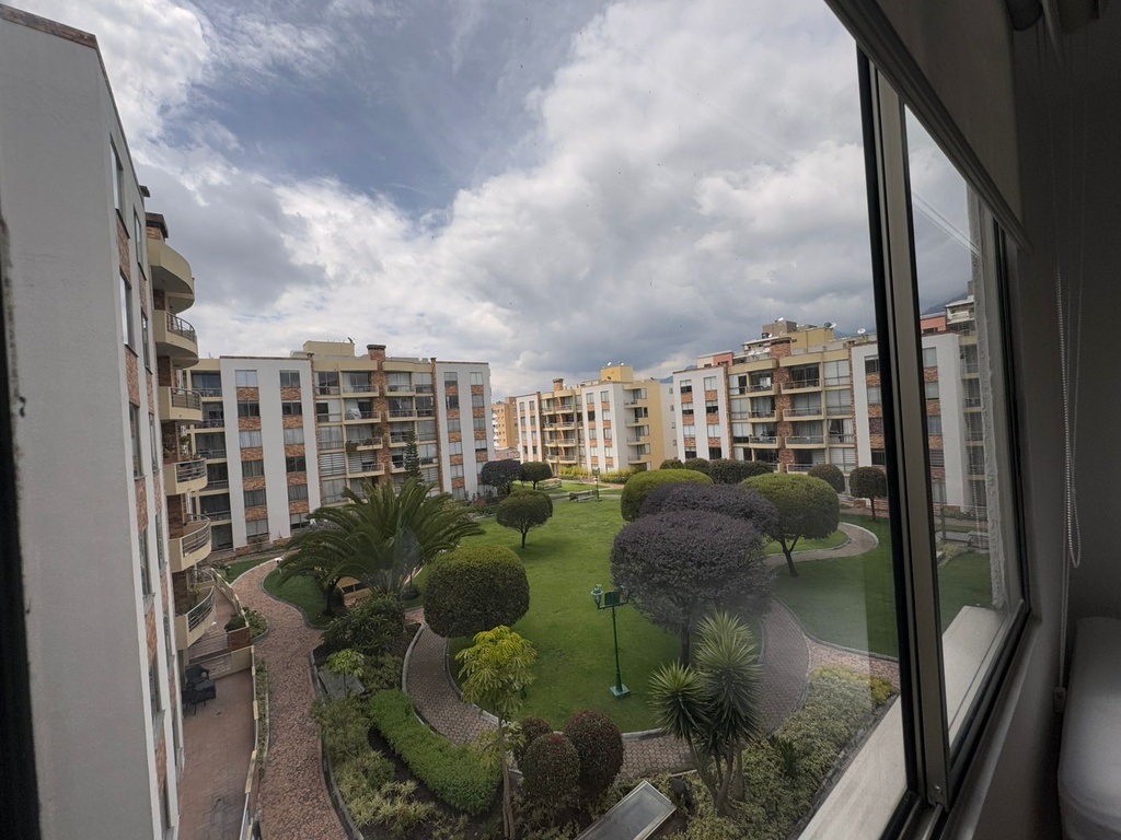 Departamento de 3 Habitaciones y 2 Parqueaderos - Sector UDLA la Granados