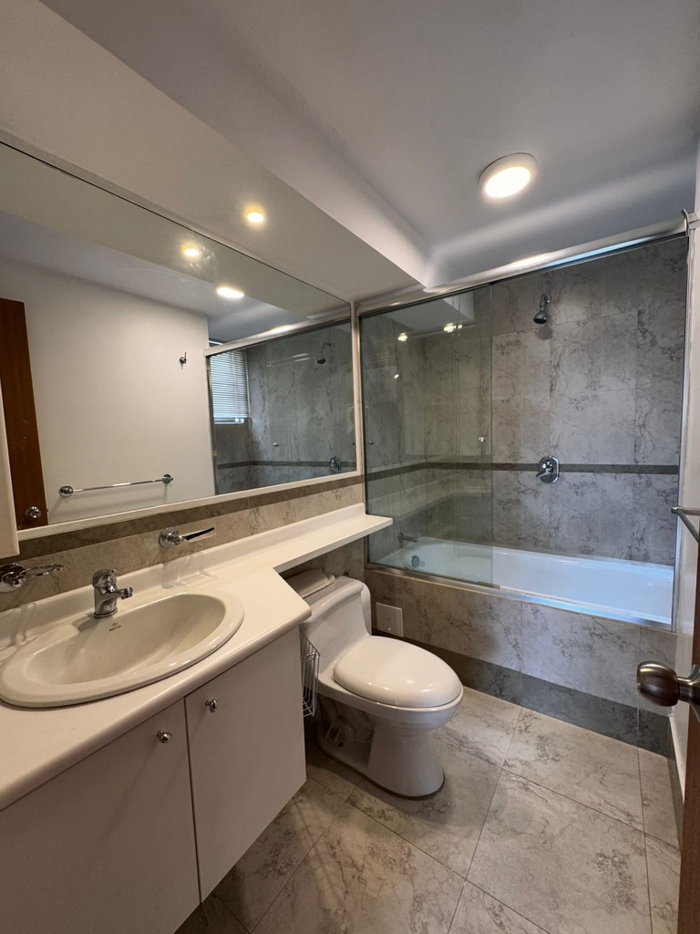 Departamento de 3 Habitaciones y 2 Parqueaderos - Sector UDLA la Granados