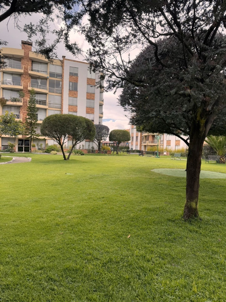 Departamento de 3 Habitaciones y 2 Parqueaderos - Sector UDLA la Granados