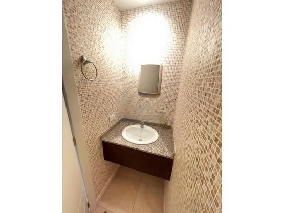 Departamento de 2 Dormitorios y 2 Parqueaderos - Colegio Benalcázar / Portugal
