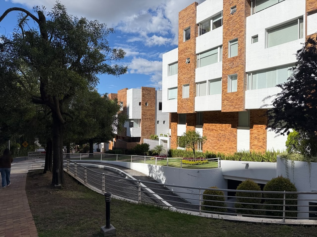 Departamento de 3 Dormitorios en Venta Sector Monteserrin