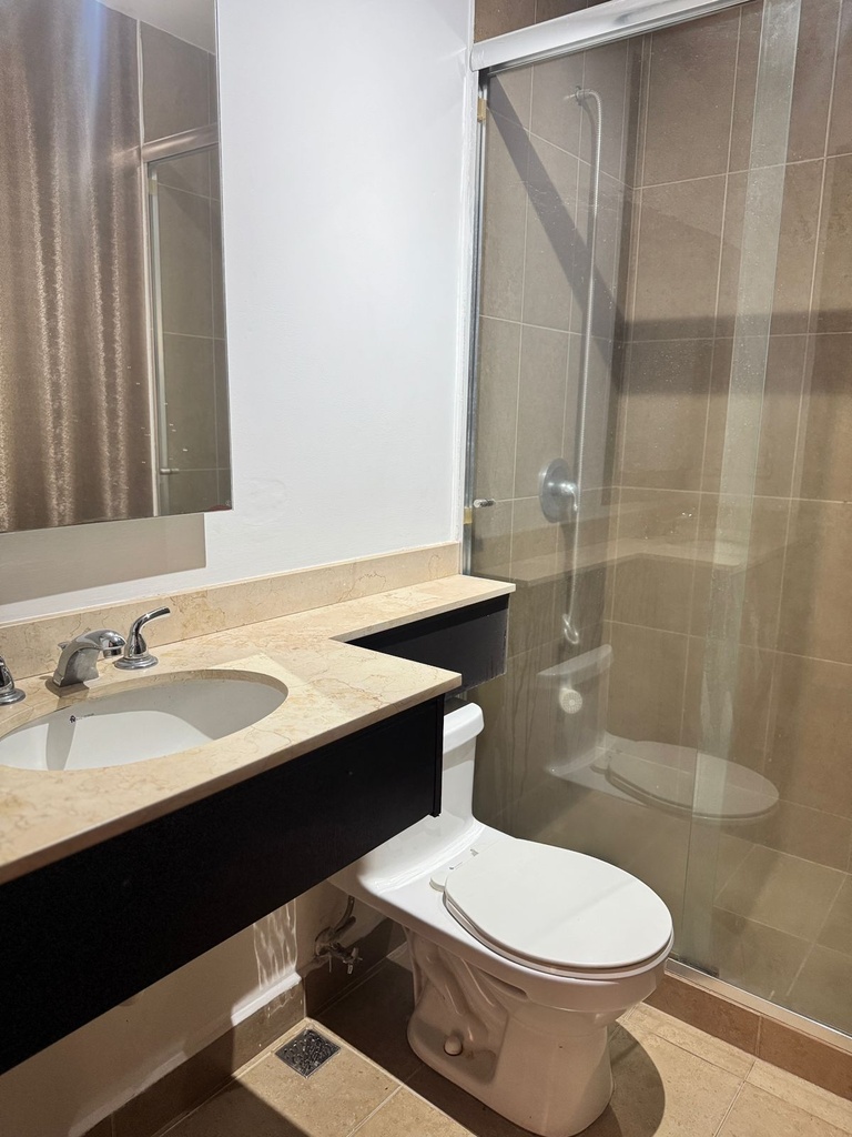 Departamento con Excelente Ubicación en Alquiler Sector República del Salvador 