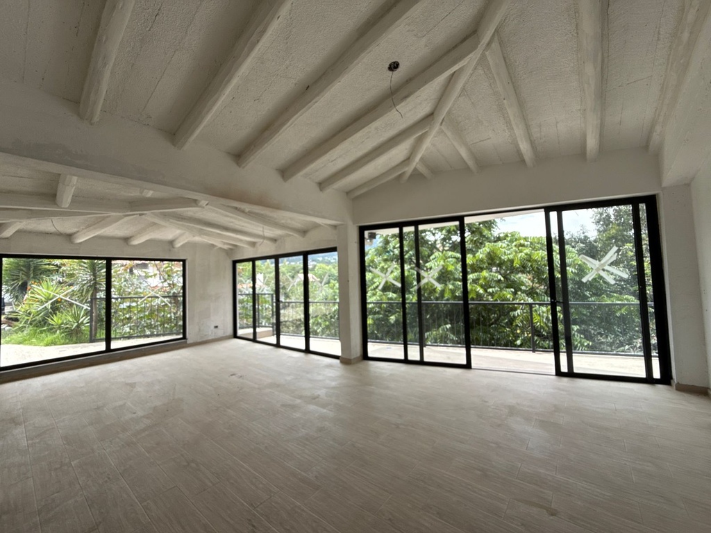 Local Moderna en Alquiler Sector Tumbaco