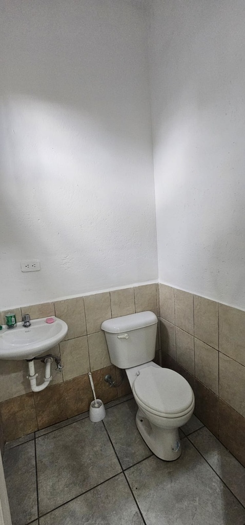 Local Moderna en Alquiler Sector El Inca 