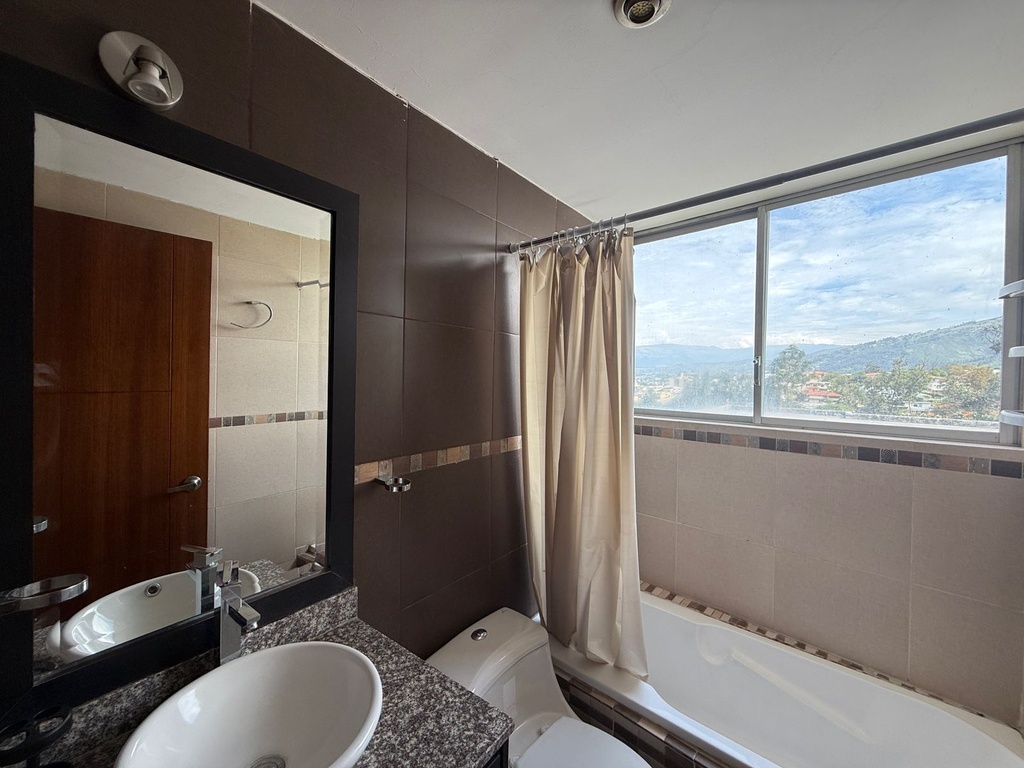 Departamento Amplio de 3 Dormitorios en Alquiler Sector Cumbayá