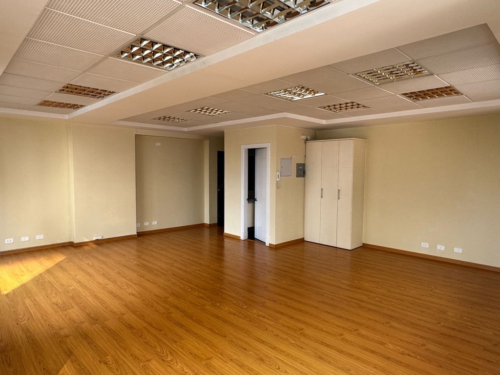 Oficina con Excelente Ubicación en Alquiler Sector República del Salvador