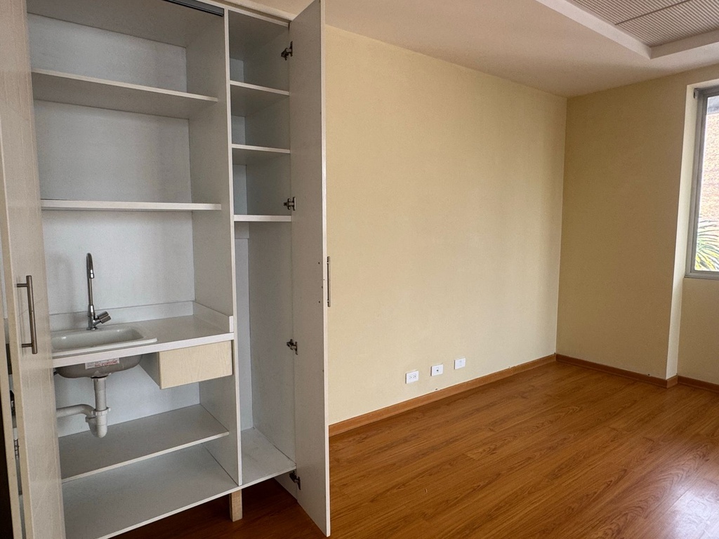 Oficina con Excelente Ubicación en Alquiler Sector República del Salvador