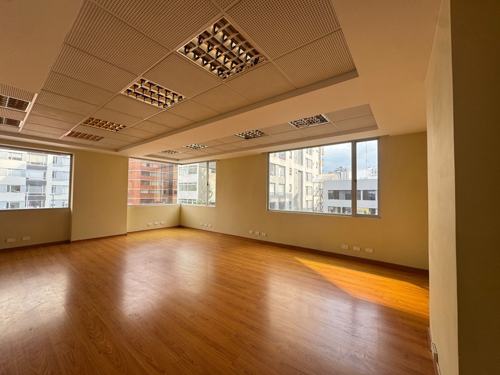 Oficina con Excelente Ubicación en Alquiler Sector República del Salvador