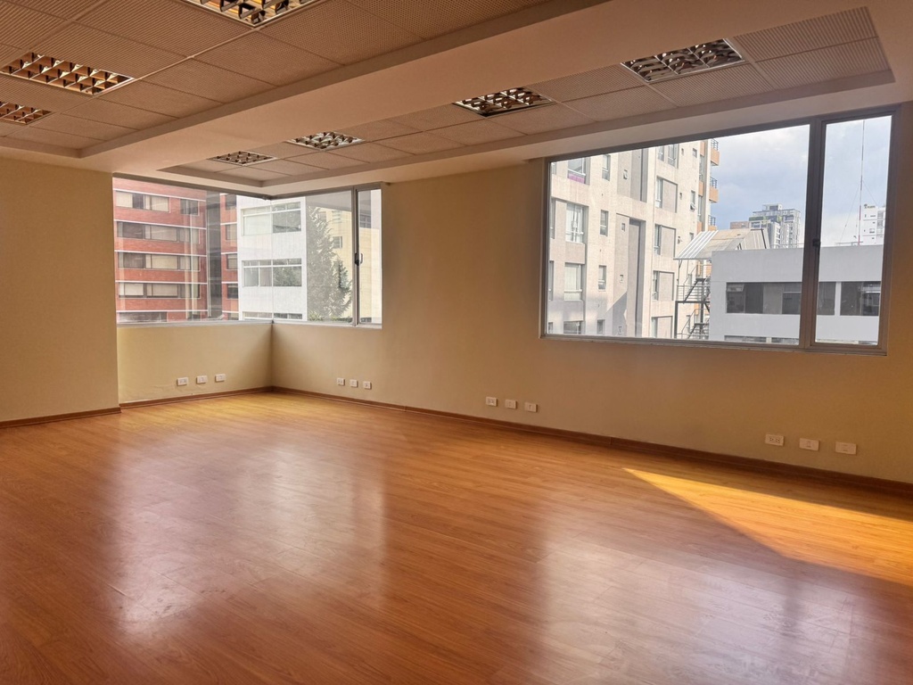 Oficina con Excelente Ubicación en Alquiler Sector República del Salvador