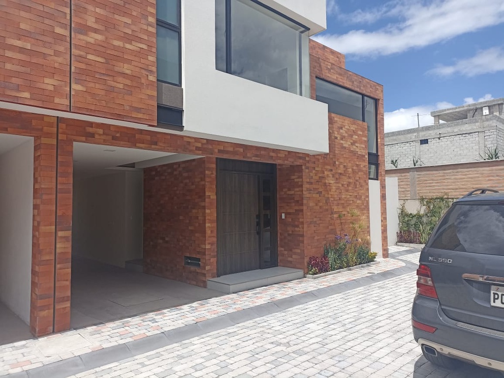 Casa en Venta a Estrenar Sector Tumbaco 