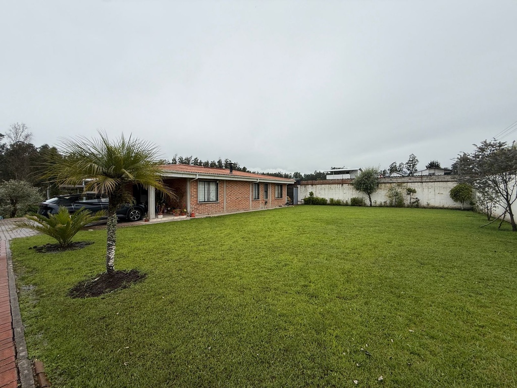 Casa con Piscina en Venta Sector Alangasí la Floresta de la Merced