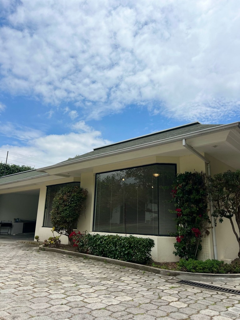 Cumbaya - Hermosa casa en Renta - 600m2 - 3 garajes.  